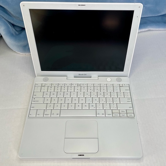 As is iBook G4 Apple 2005 model a1133, all parts in good condition except screen - Picture 1 of 10